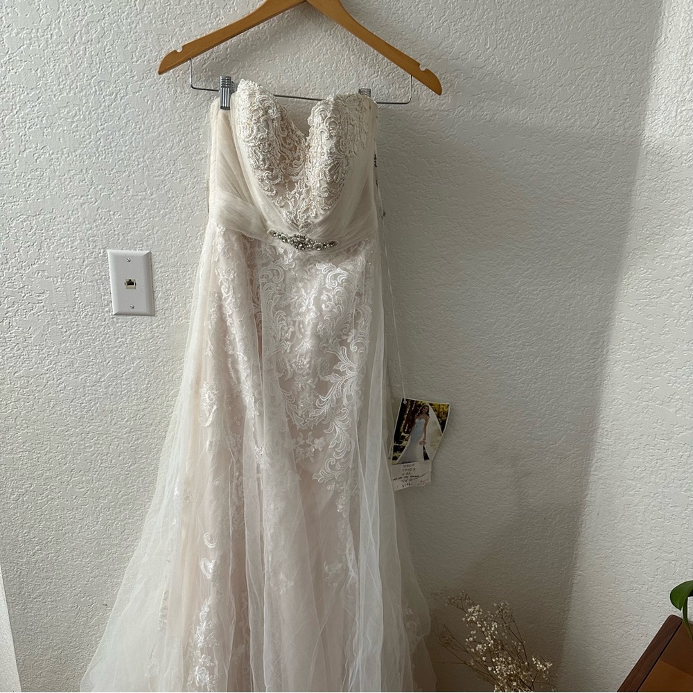Stella York lace Fit and Flare Wedding Dress - Picture 2 of 11